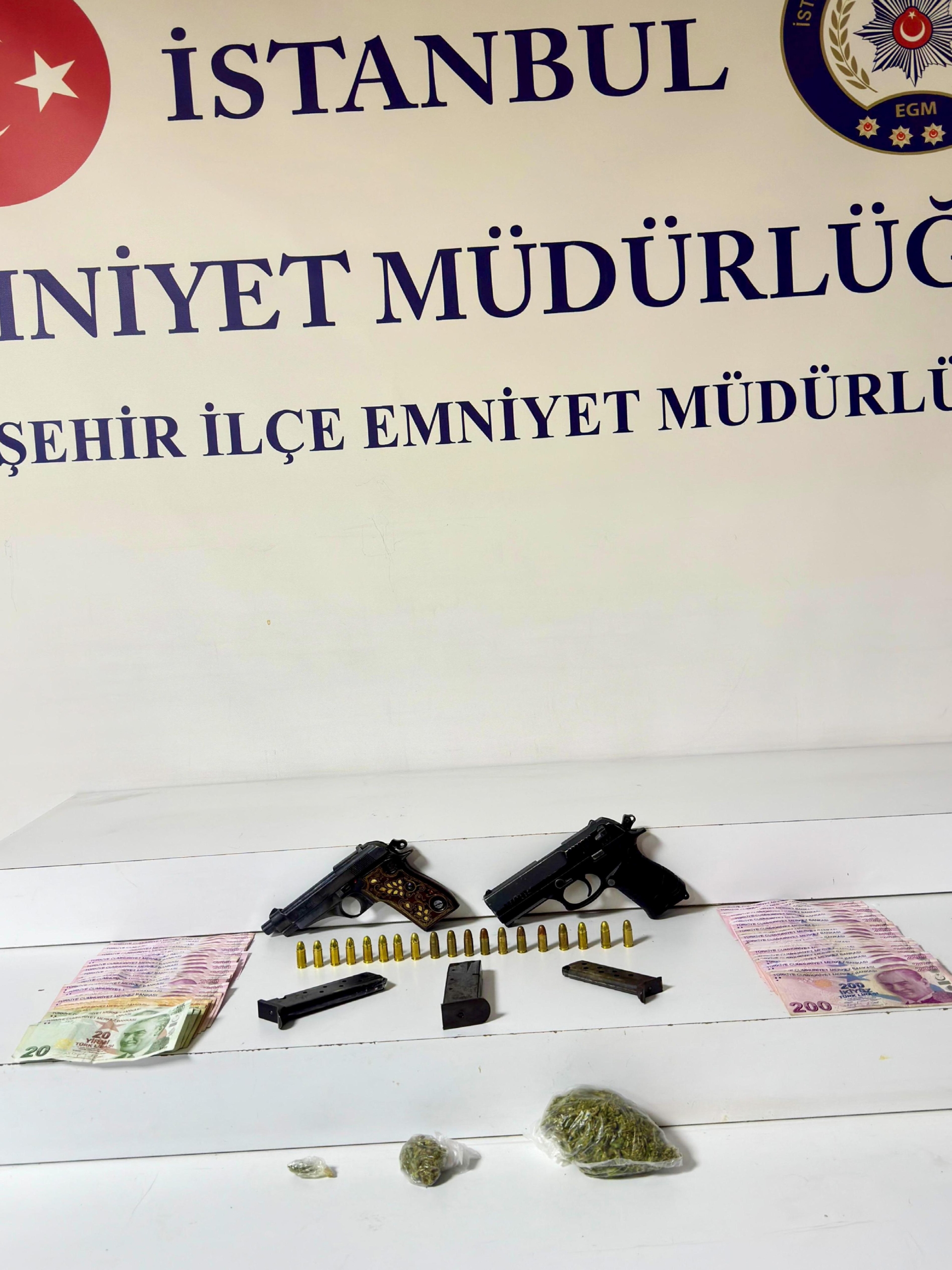atasehirde-uyusturucu-ile-silah-ticareti-yaptigi-iddia-edilen-5-zanli-adliyede-rNVdjlfA.jpg