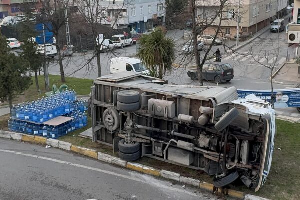 Ataşehir’de virajı alamayan damacana su yüklü kamyon devrildi haberi