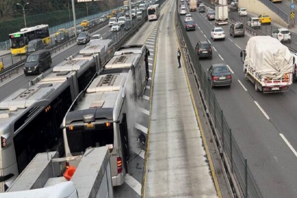 Bahçelievler’de arka kısmından duman çıkan metrobüs tahliye edildi haberi
