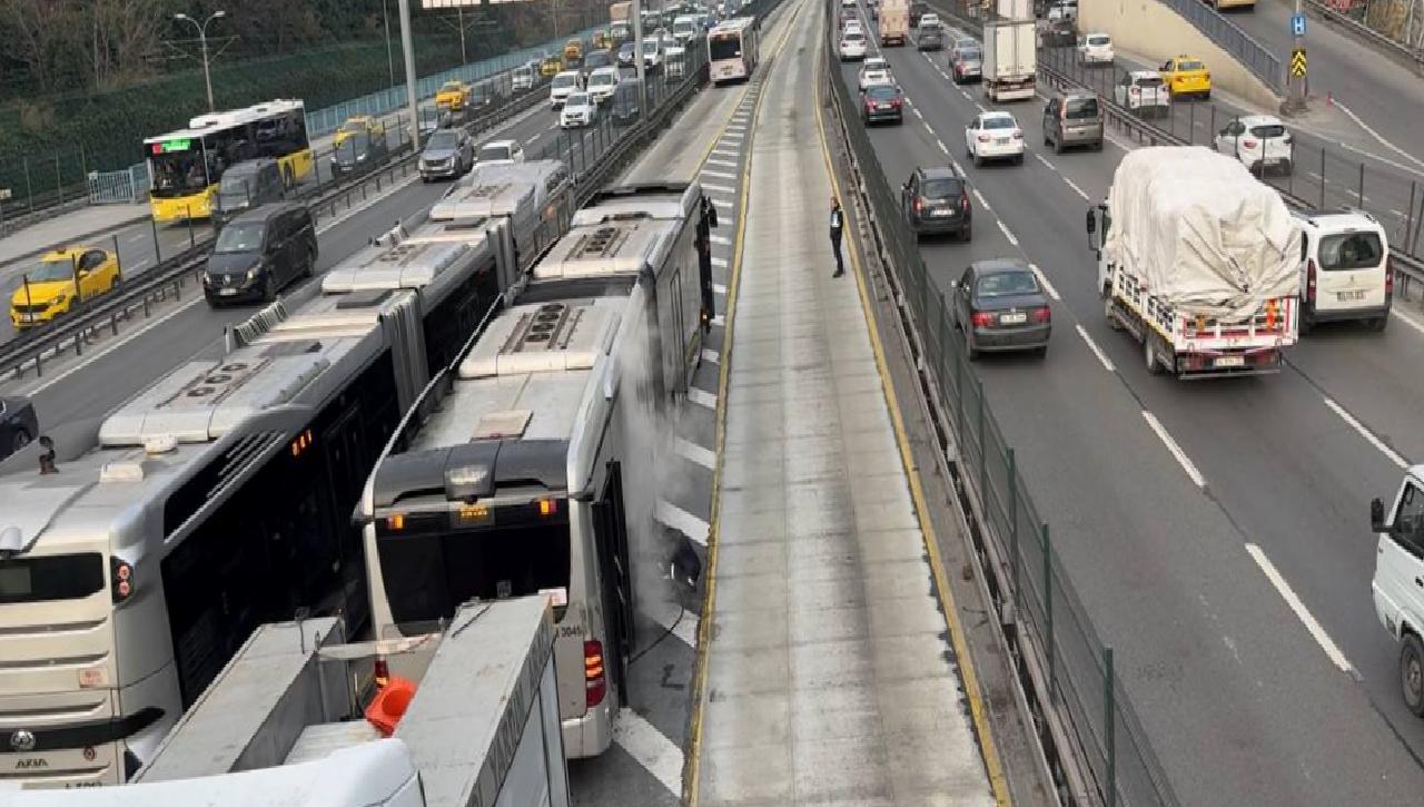 bahcelievlerde-arka-kismindan-duman-cikan-metrobus-tahliye-edildi-haberi-ng6NpOUY.jpg