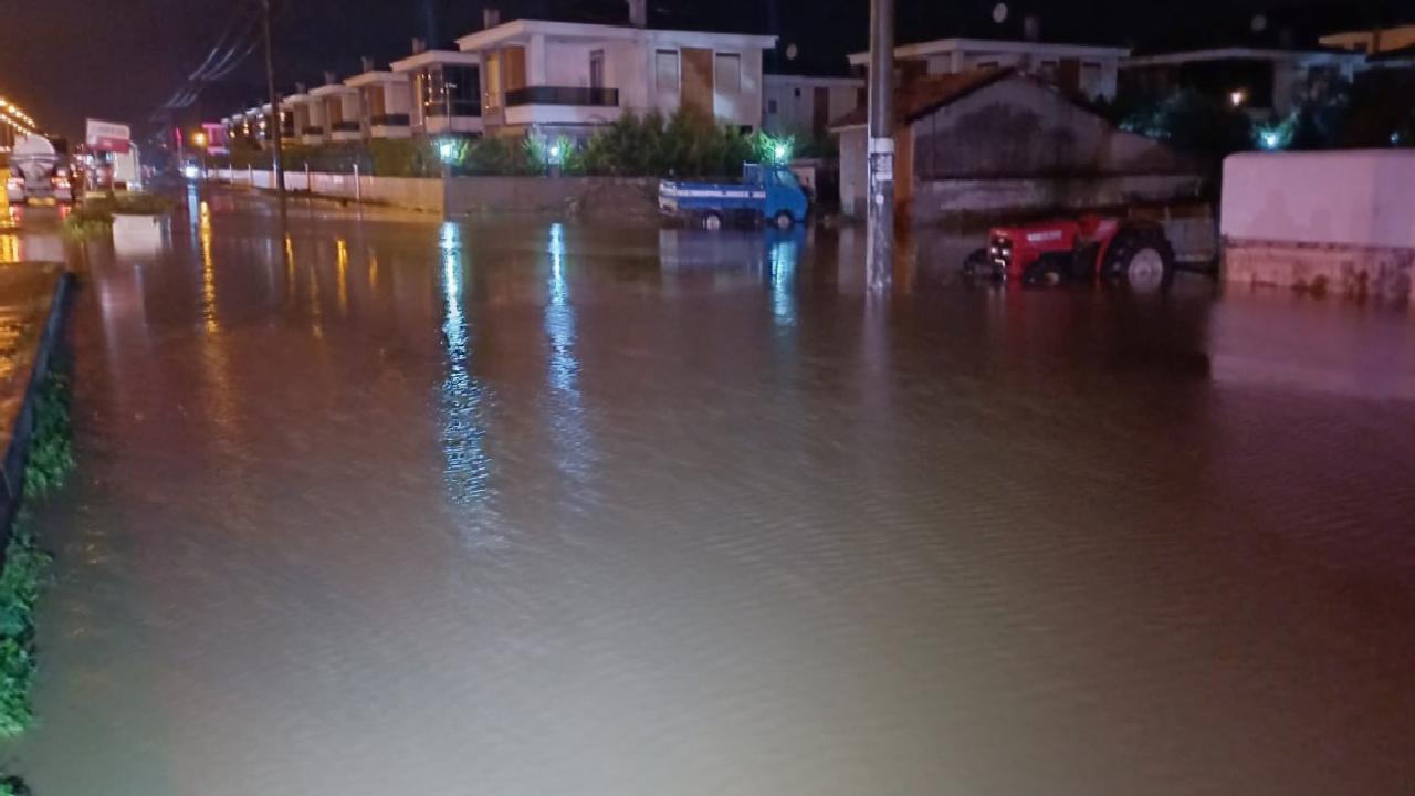 balikesir-canakkale-kara-yolu-yagis-ve-yamaclardan-akan-su-nedeniyle-kismen-kapandi-wcrO6FGK.jpg