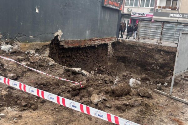 Balıkesir’de bitişiğindeki inşaatın temel kazısında hasar gören iş yeri boşaltıldı haberi