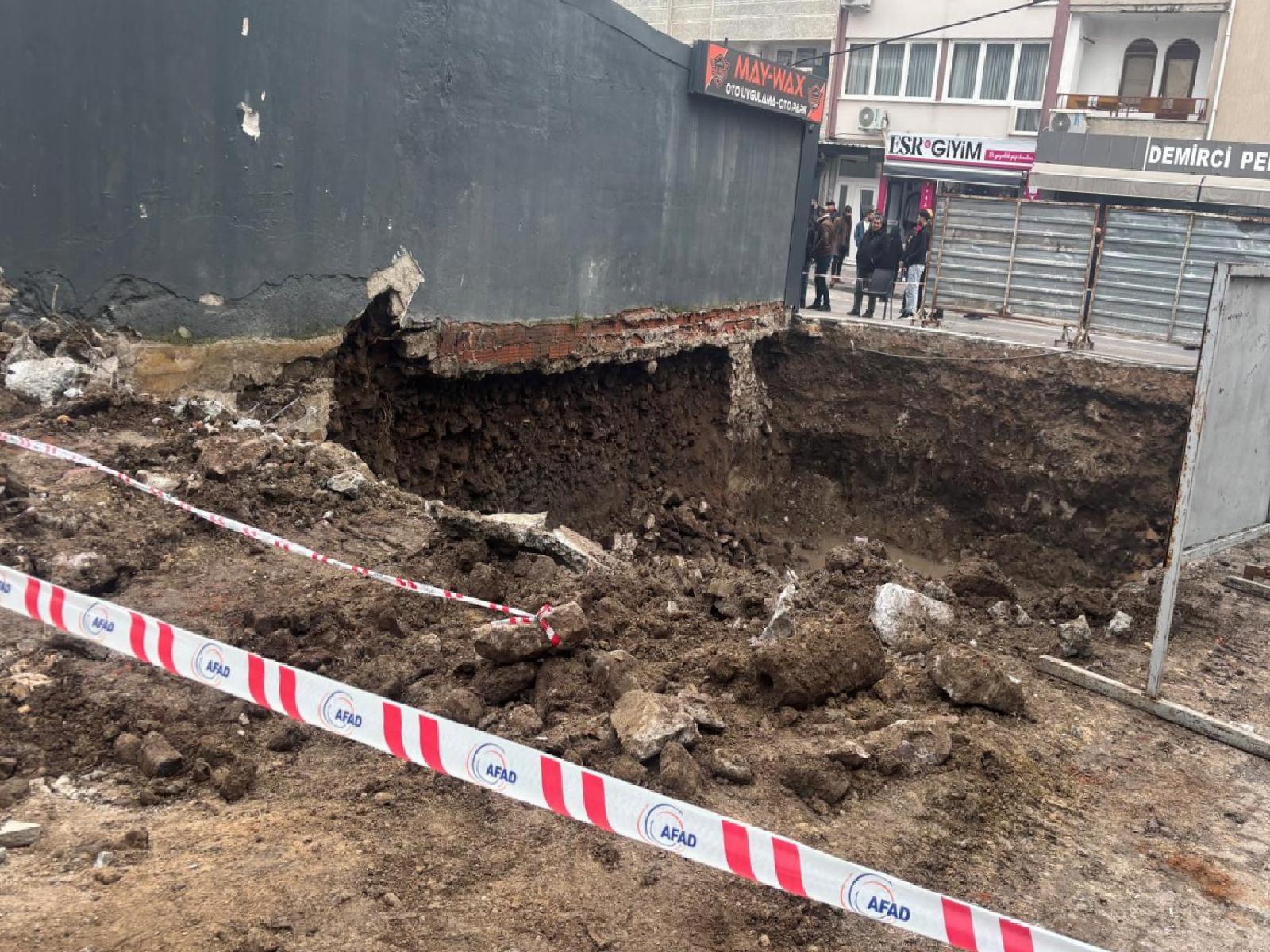 balikesirde-bitisigindeki-insaatin-temel-kazisinda-hasar-goren-is-yeri-bosaltildi-haberi-Z48mnEiH.jpg