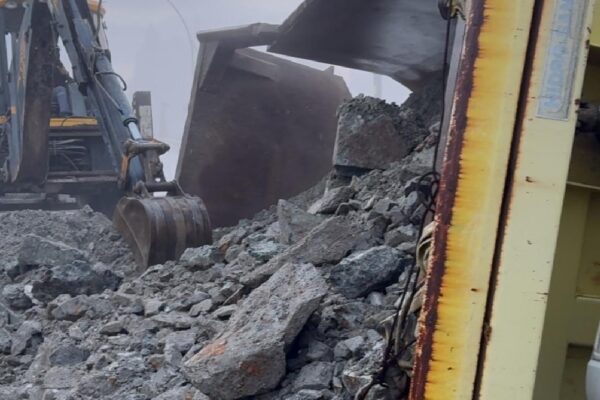 Balıkesir’de hafriyat kamyonu kara yolunda oluşan çukura düştü haberi