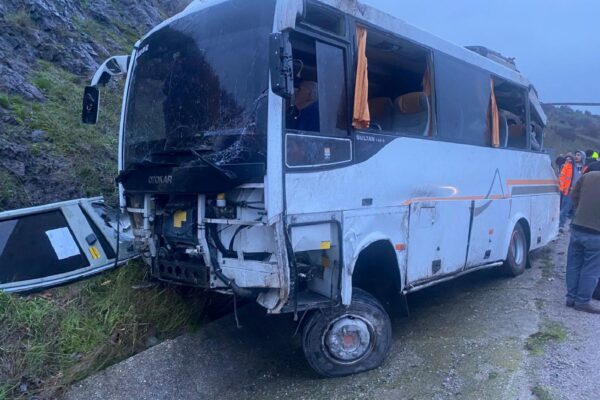 Balıkesir’de personel servisinin devrilmesi sonucu 25 kişi yaralandı