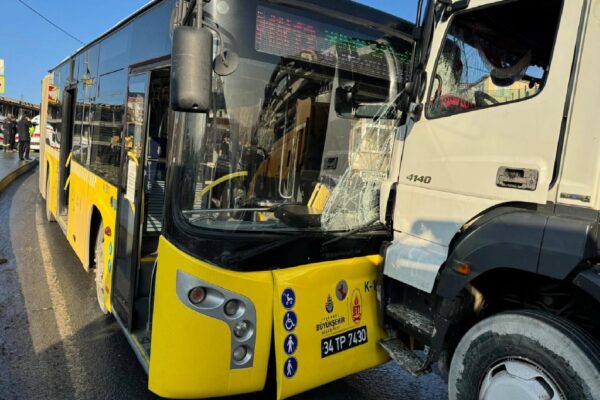 Başakşehir’de aynı caddede İETT otobüslerinin karıştığı 2 ayrı kaza meydana geldi haberi