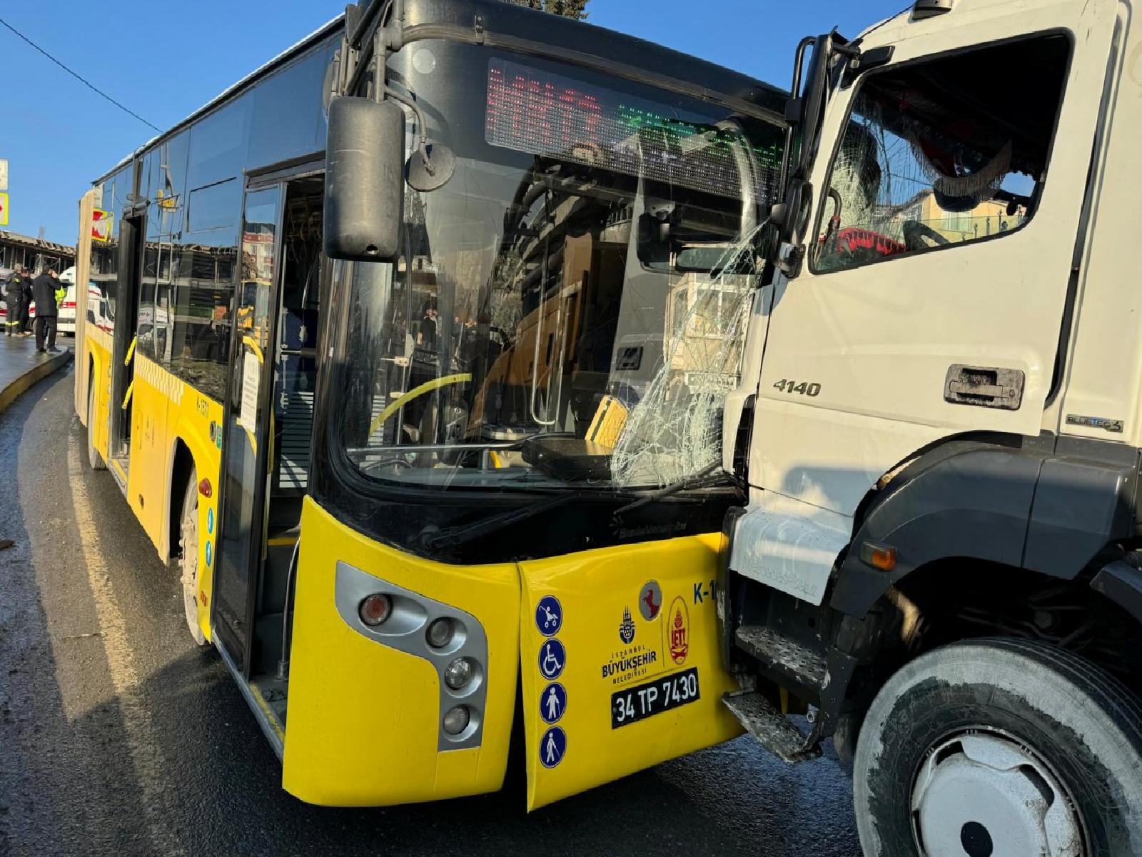 basaksehirde-ayni-caddede-iett-otobuslerinin-karistigi-2-ayri-kaza-meydana-geldi-haberi-vwWyHf2e.jpg
