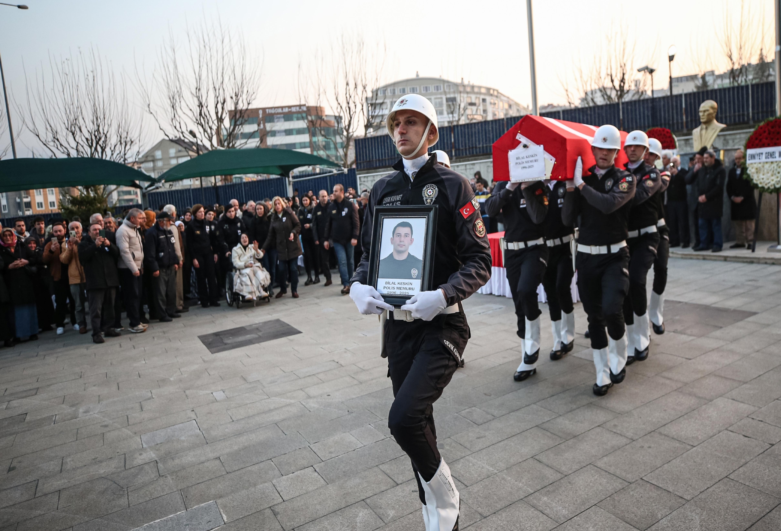 bebegine-anne-sutu-gotururken-kazada-olen-polis-memurunun-esi-kiziyla-hayata-tutunuyor-haberi-cjK6jN5j.jpg