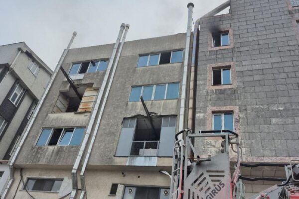 Beylikdüzü’nde iş merkezinde çıkan yangın söndürüldü haberi