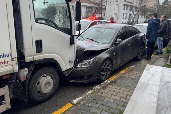Beyoğlu’nda zincirleme kazaya neden olan kamyonetin sürücüsü kaçtı