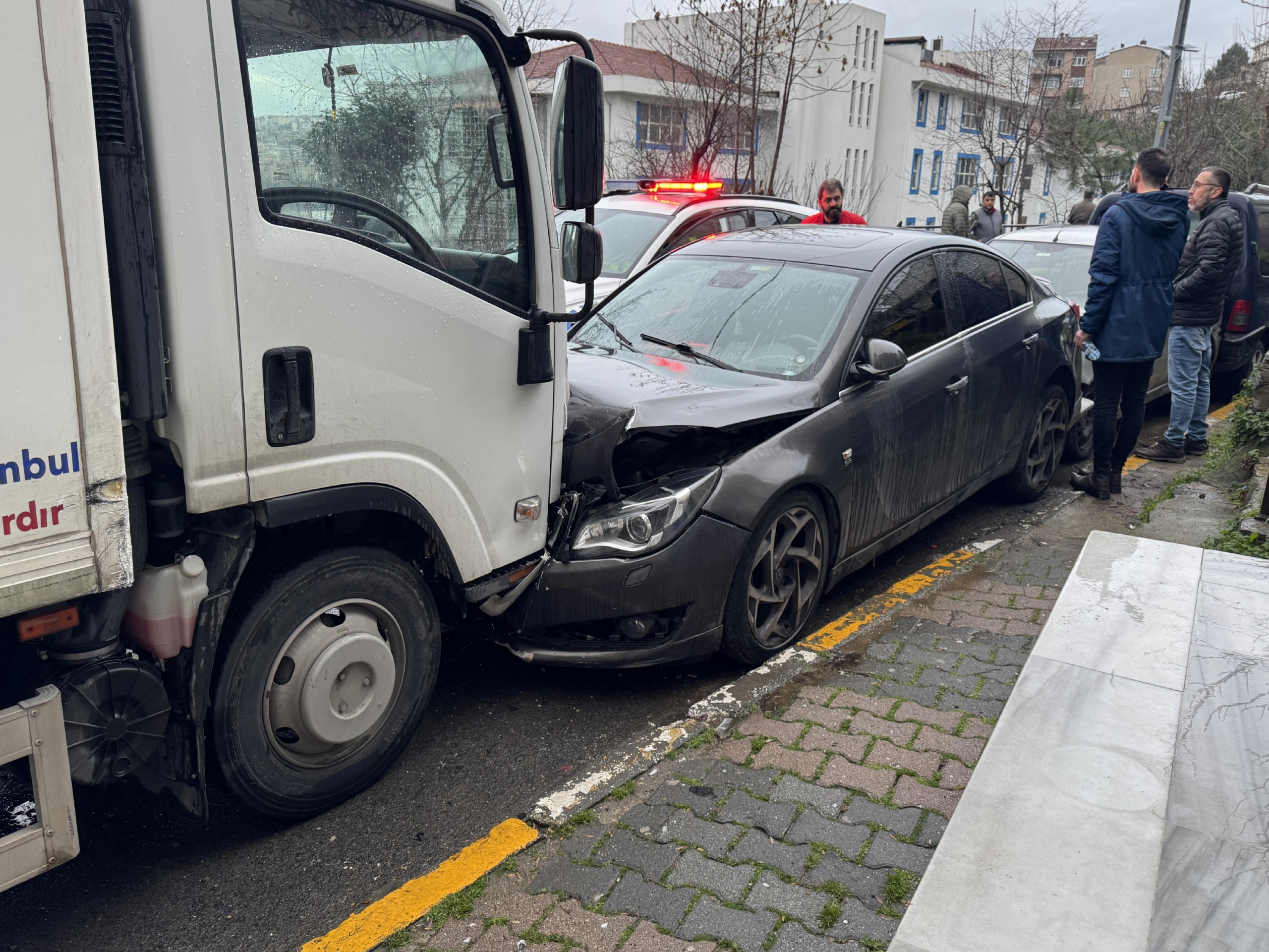 beyoglunda-zincirleme-kazaya-neden-olan-kamyonetin-surucusu-kacti-qJusksvm.jpg