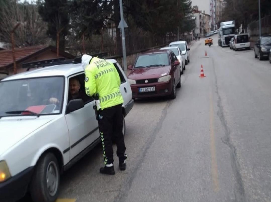 bilecikte-dronla-trafik-denetiminde-777-arac-surucusune-islem-yapildi-phIejlgN.jpg