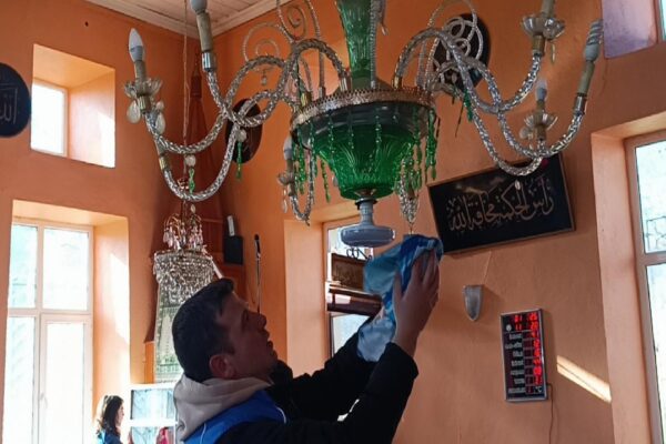 Bilecik’te gönüllü gençler cami temizliyor