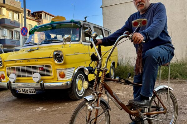 Bisiklet tamircisi “Pala Dayı”, 49 yıllık minibüsüyle nostaljiyi sokaklara taşıyor
