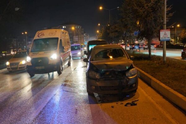 Bursa’da 4 otomobilin karıştığı kazada 2 kişi yaralandı