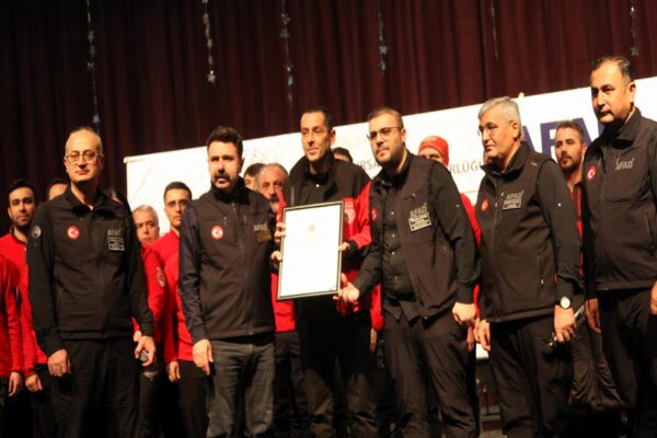 Bursa’da akredite arama kurtarma grup üyelere arma merasimi düzenlendi