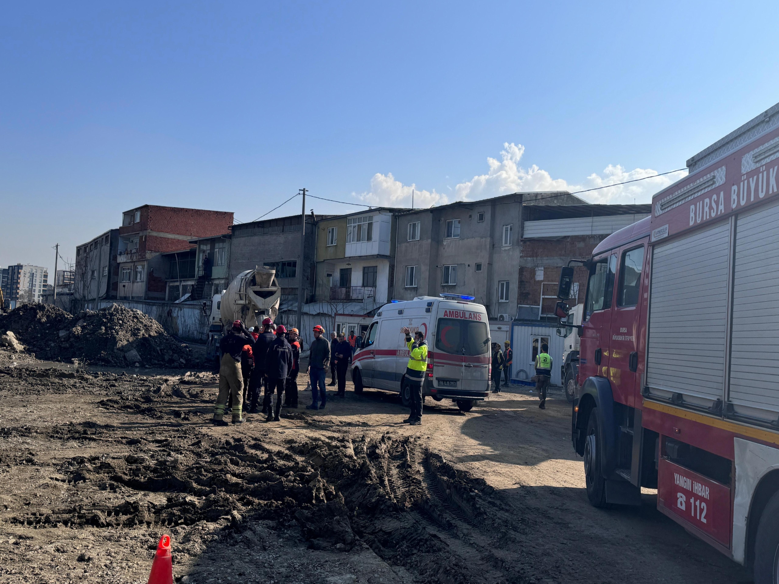 bursada-bir-insaatta-kaliplarin-cokmesi-sonucu-5-isci-yaralandi-haberi-W14MQZrY.jpg