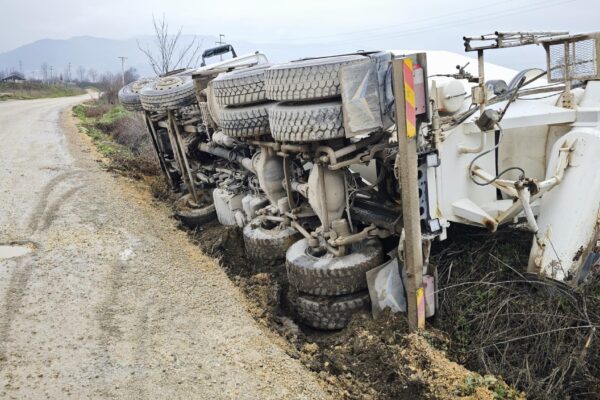 Bursa’da devrilen beton mikserinin şoförü yaralandı