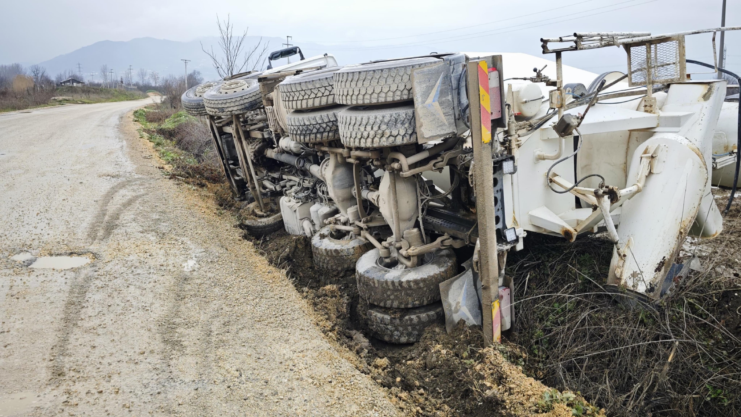 bursada-devrilen-beton-mikserinin-soforu-yaralandi-H4zAkDlh.jpg