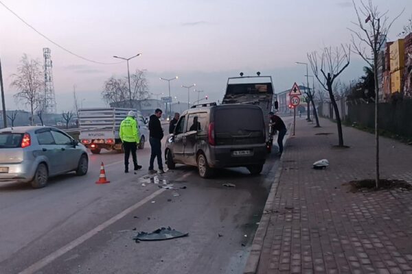 Bursa’da hafif ticari araçla otomobilin çarpışması sonucu 1 kişi yaralandı haberi