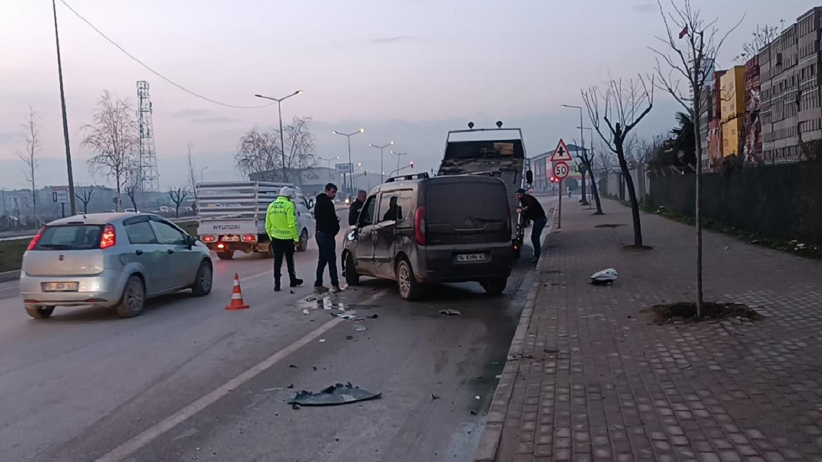 bursada-hafif-ticari-aracla-otomobilin-carpismasi-sonucu-1-kisi-yaralandi-haberi-wbAVmpCw.jpg
