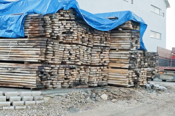 Bursa’da istiflenen kerestelerin üzerinden düşen kişi yaralandı