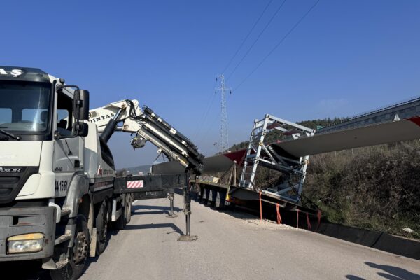 Bursa’da rüzgar türbinin kanadını taşıyan tır su kanalına düştü