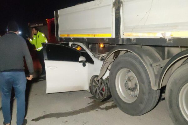 Bursa’da tıra arkadan çarpan otomobildeki 2 kişi yaralandı haberi