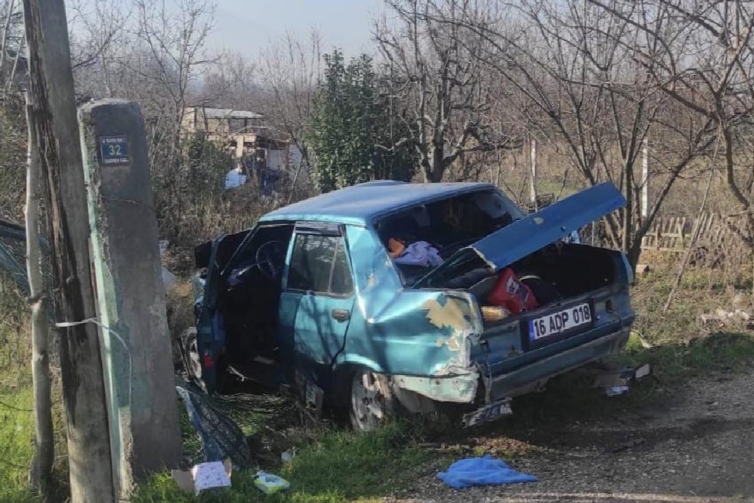 bursada-yol-kenarindaki-beton-direge-carpan-otomobilin-surucusu-agir-yaralandi-F89nZiLq.jpg