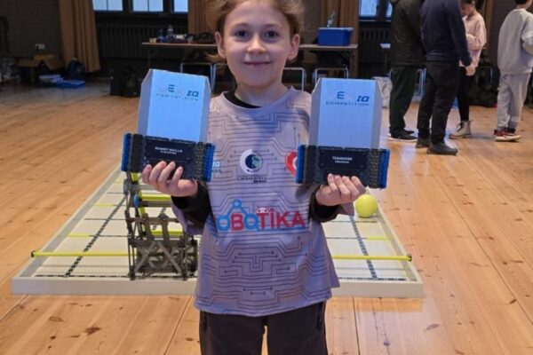 Bursalı öğrenci Berlin’de düzenlenen robotik kodlama yarışmasında çifte birincilik kazandı haberi