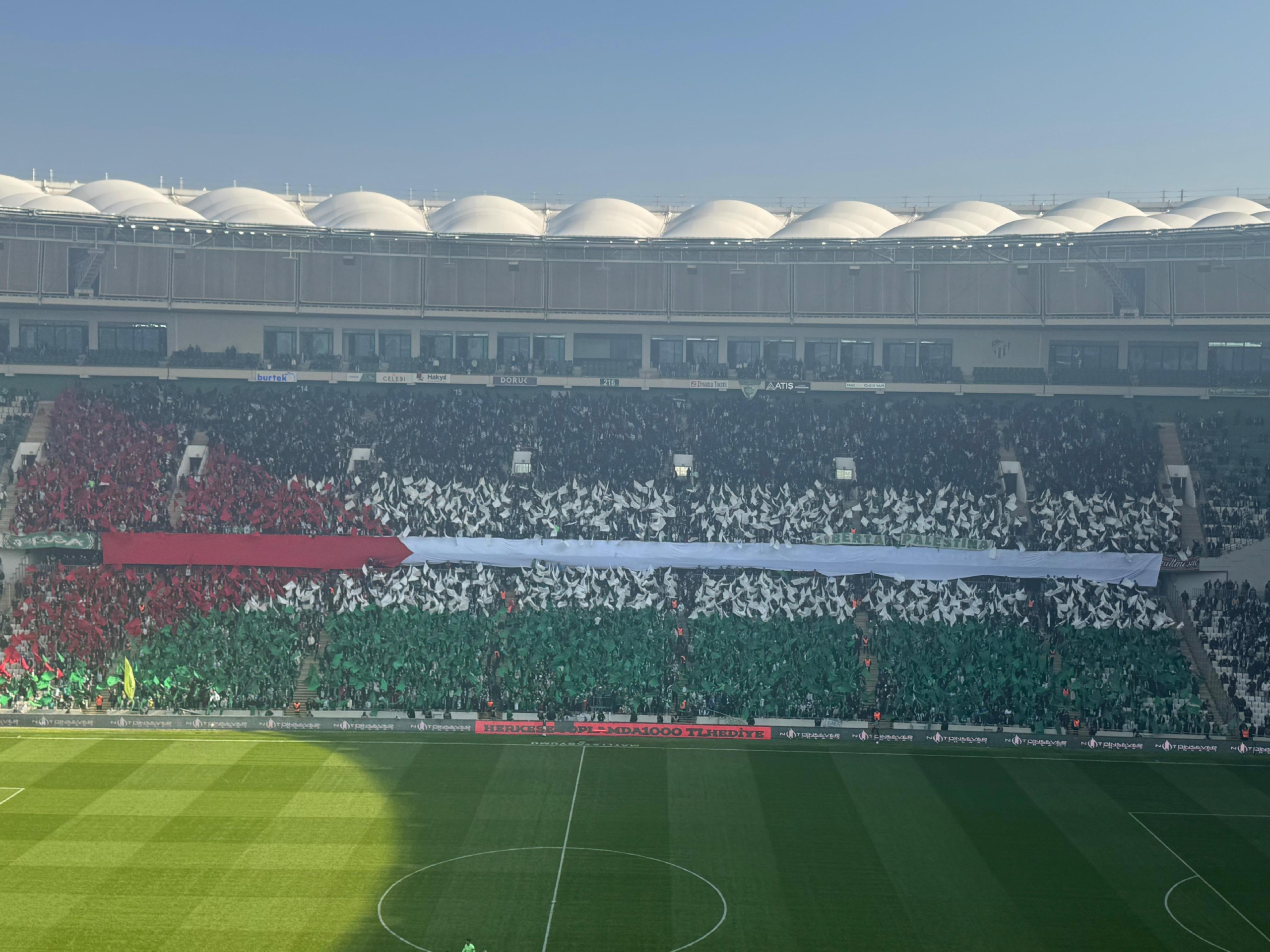bursaspor-taraftarlarindan-filistin-koreografisi-haberi-T2hdHsuB.jpg