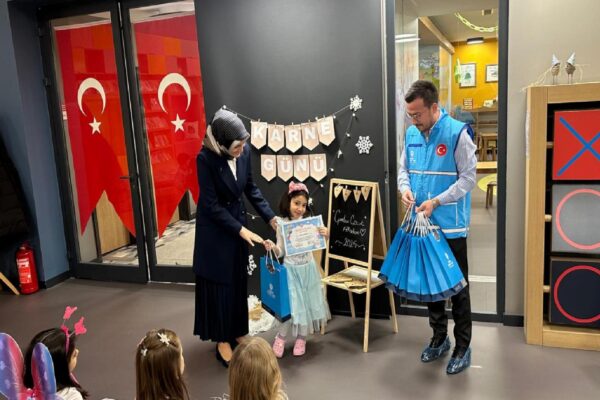 Büyük Çamlıca Camisi’nde 4-6 yaş grubu öğrenciler karnelerini aldı