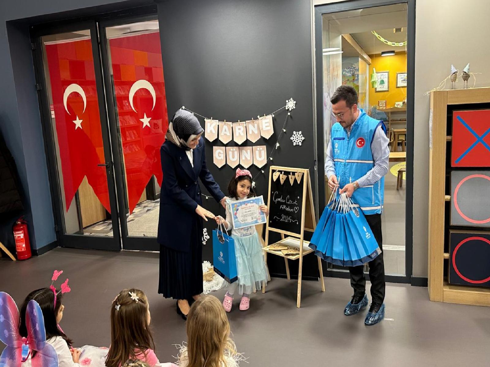buyuk-camlica-camisinde-4-6-yas-grubu-ogrenciler-karnelerini-aldi-lSMyZiDw.jpg