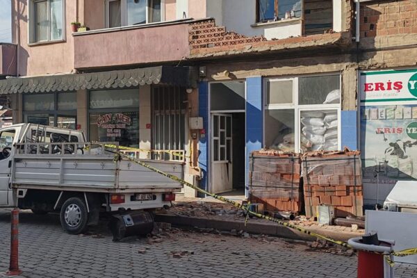 Çanakkale’de balkondan indirmeye çalıştığı buzdolabıyla birlikte düşen kişi yaralandı haberi