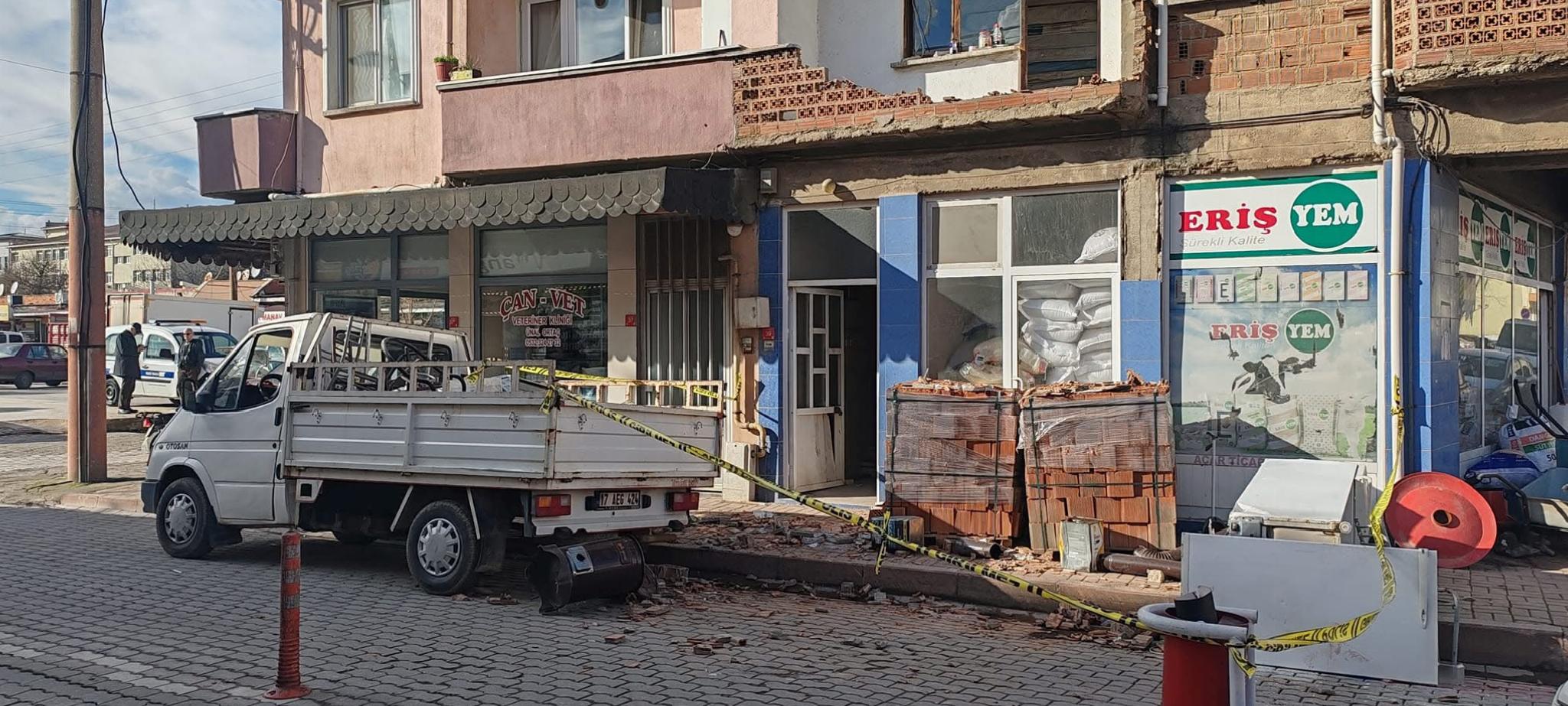 canakkalede-balkondan-indirmeye-calistigi-buzdolabiyla-birlikte-dusen-kisi-yaralandi-haberi-BQAOCiMZ.jpg