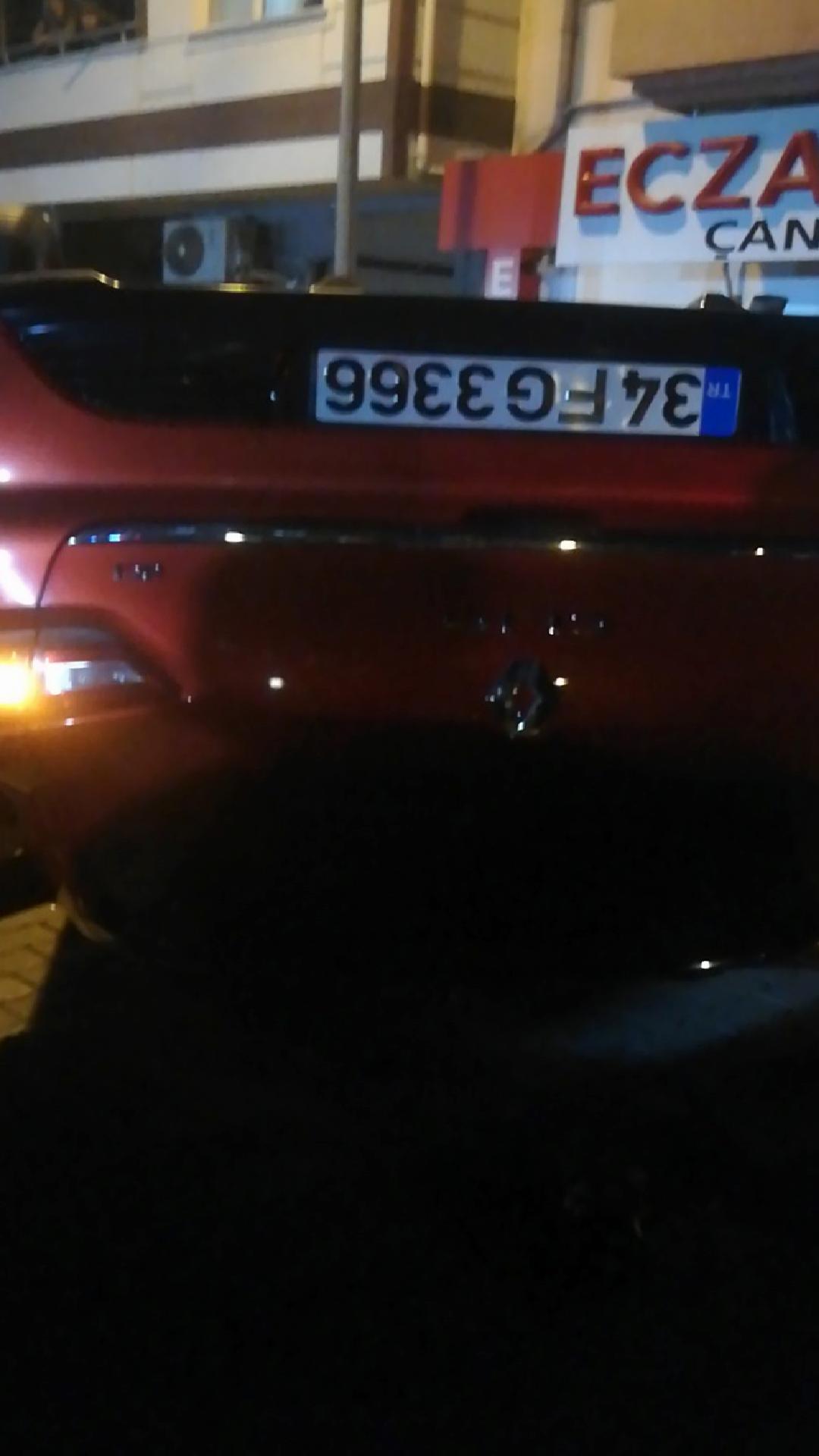 canda-park-halindeki-araca-carpan-otomobil-ters-dondu-haberi-LtveDjFj.jpg