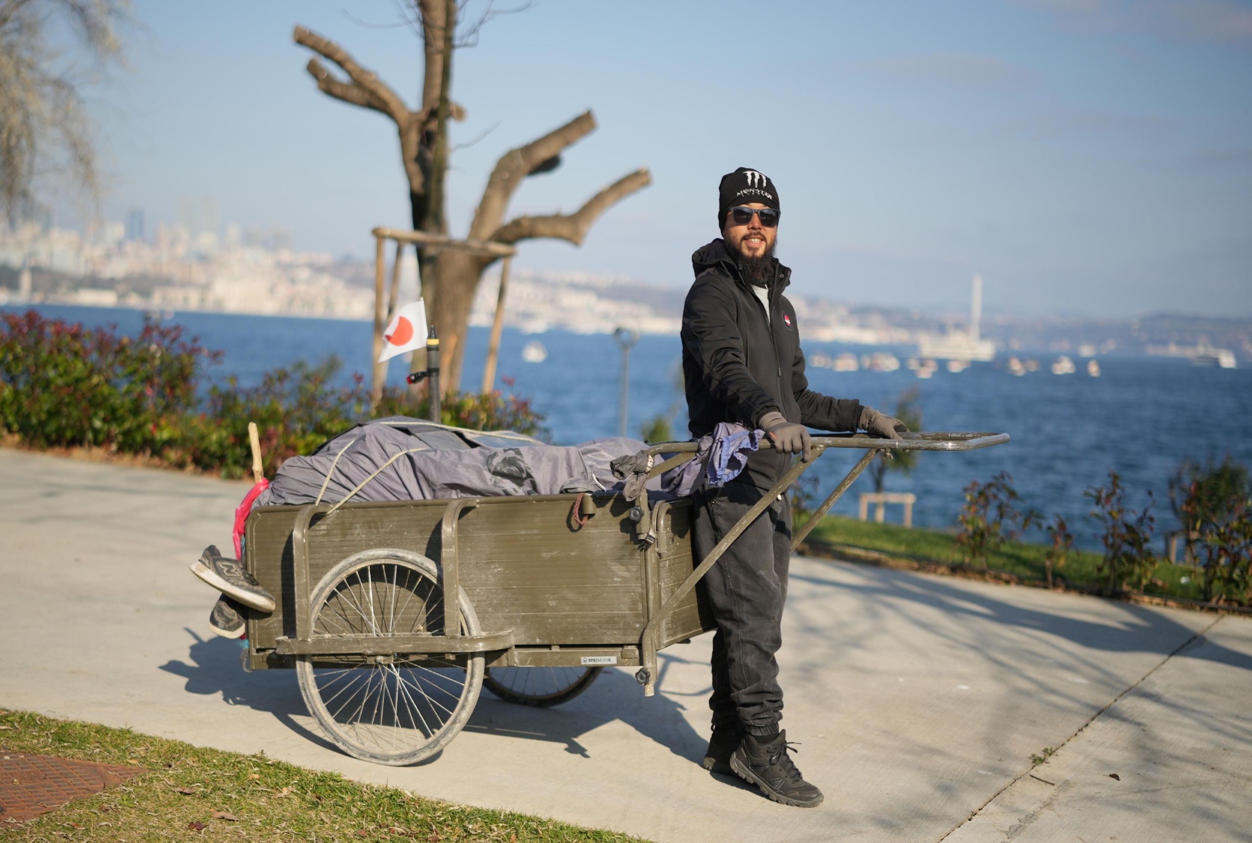 cekcek-arabasiyla-dunyayi-dolasan-japon-gezgin-turklerin-misafirperverligine-hayran-kaldi-haberi-LAEzRsvr.jpg