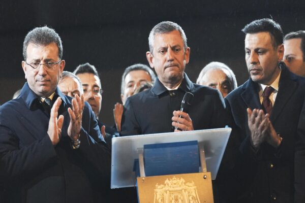 CHP Genel Başkanı Özel, Beşiktaş Belediyesi önünde konuştu: