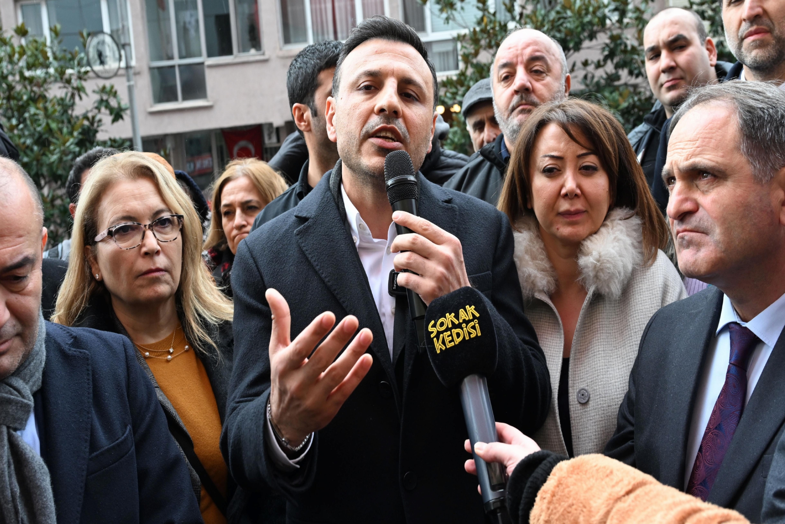chp-istanbul-il-baskani-celik-besiktas-belediyesinin-onunde-konustu-tcvhSc2E.jpg