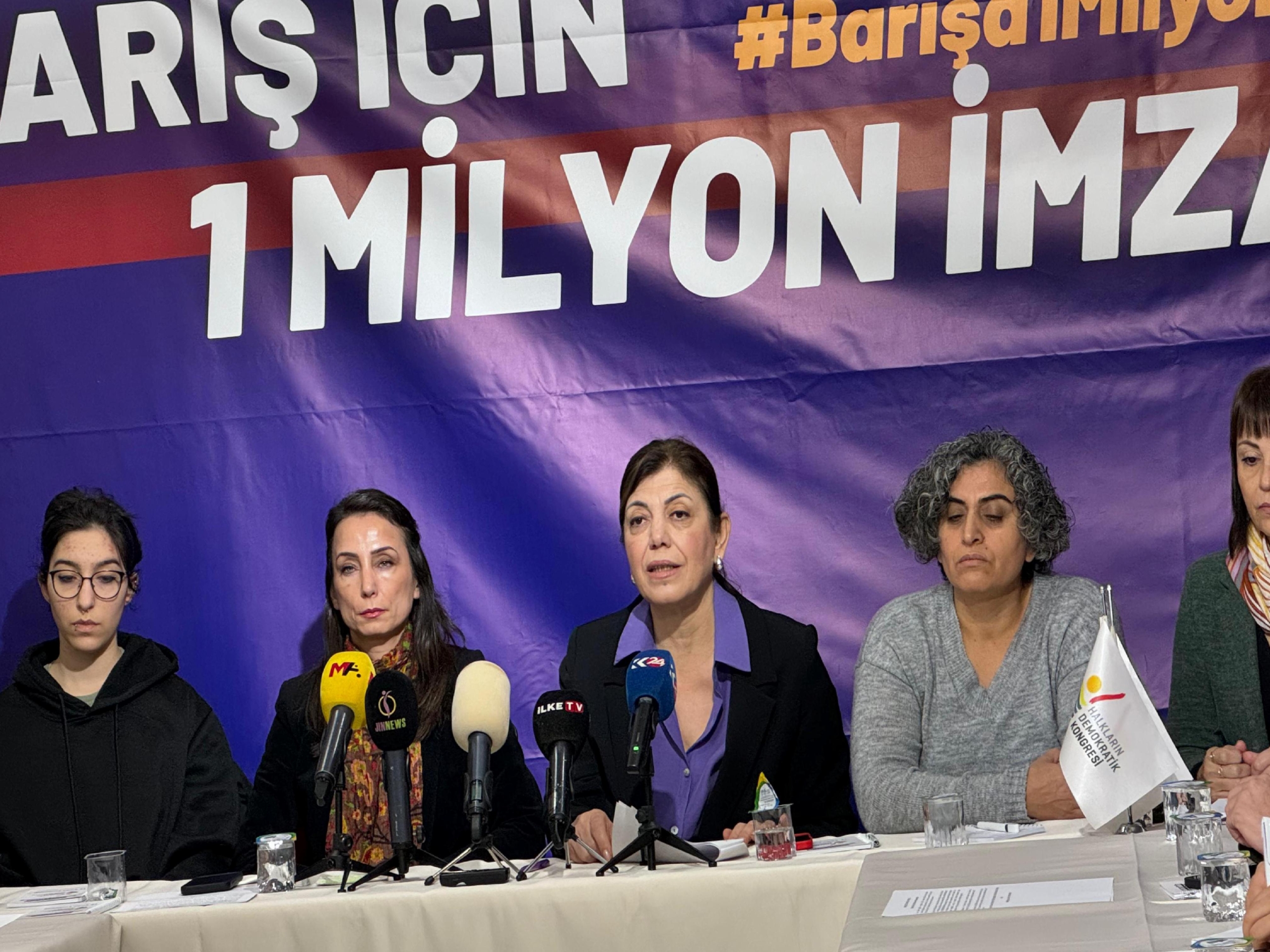 dem-parti-es-genel-baskani-hatimogullari-baris-icin-1-milyon-imza-toplantisina-katildi-haberi-CIlhpA86.jpg