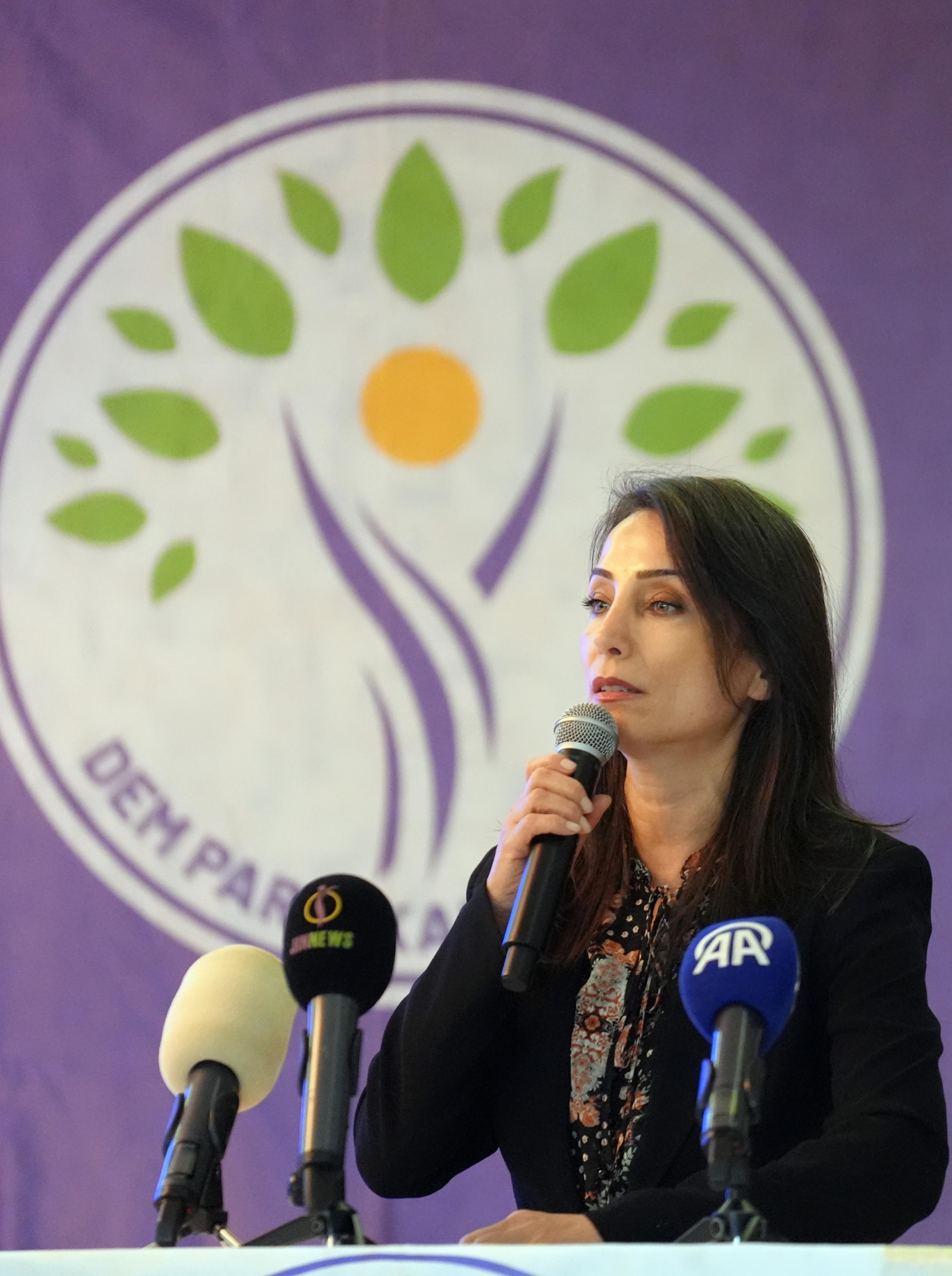 dem-parti-es-genel-baskani-hatimogullari-istanbulda-panele-katildi-haberi-JUnaUYmm.jpg