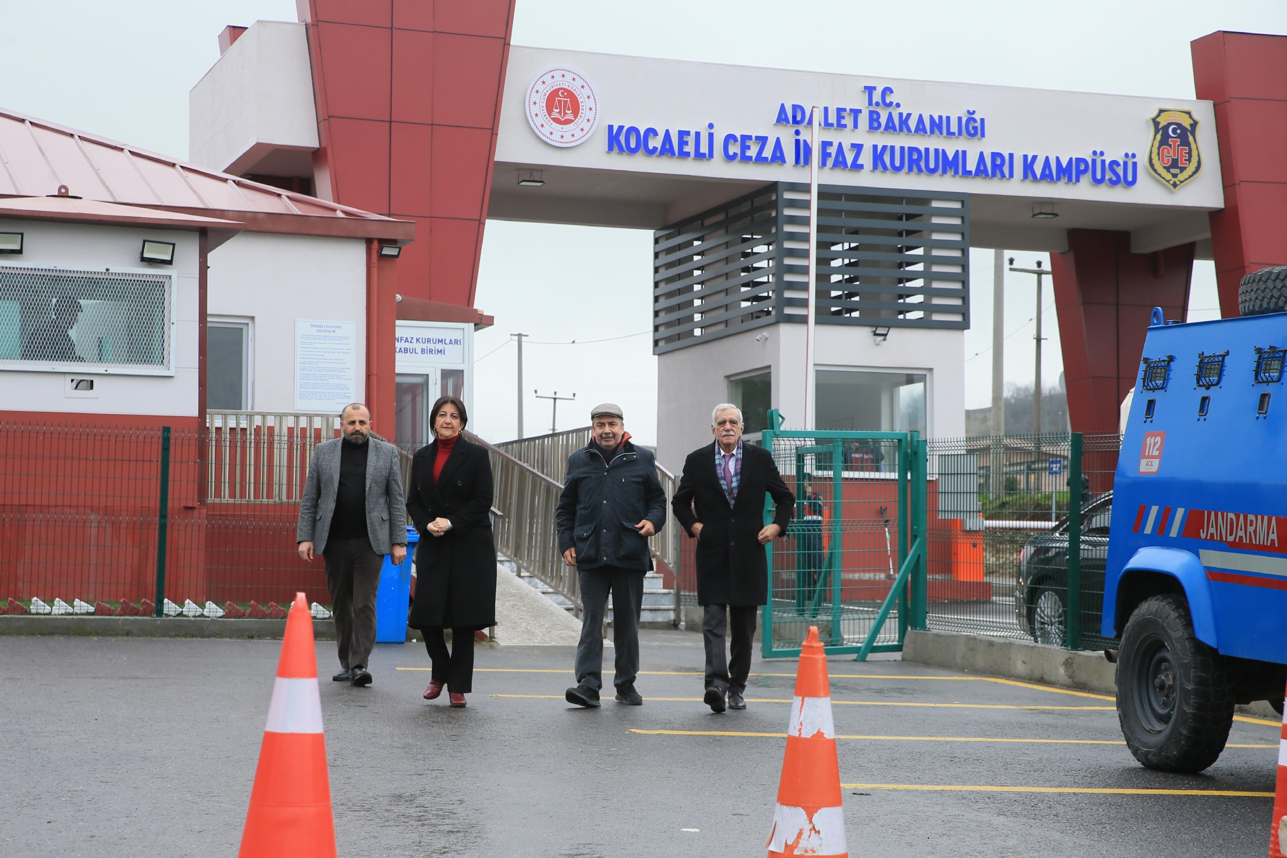 dem-parti-heyetinden-figen-yuksekdaga-ziyaret-htSPQbC7.jpg