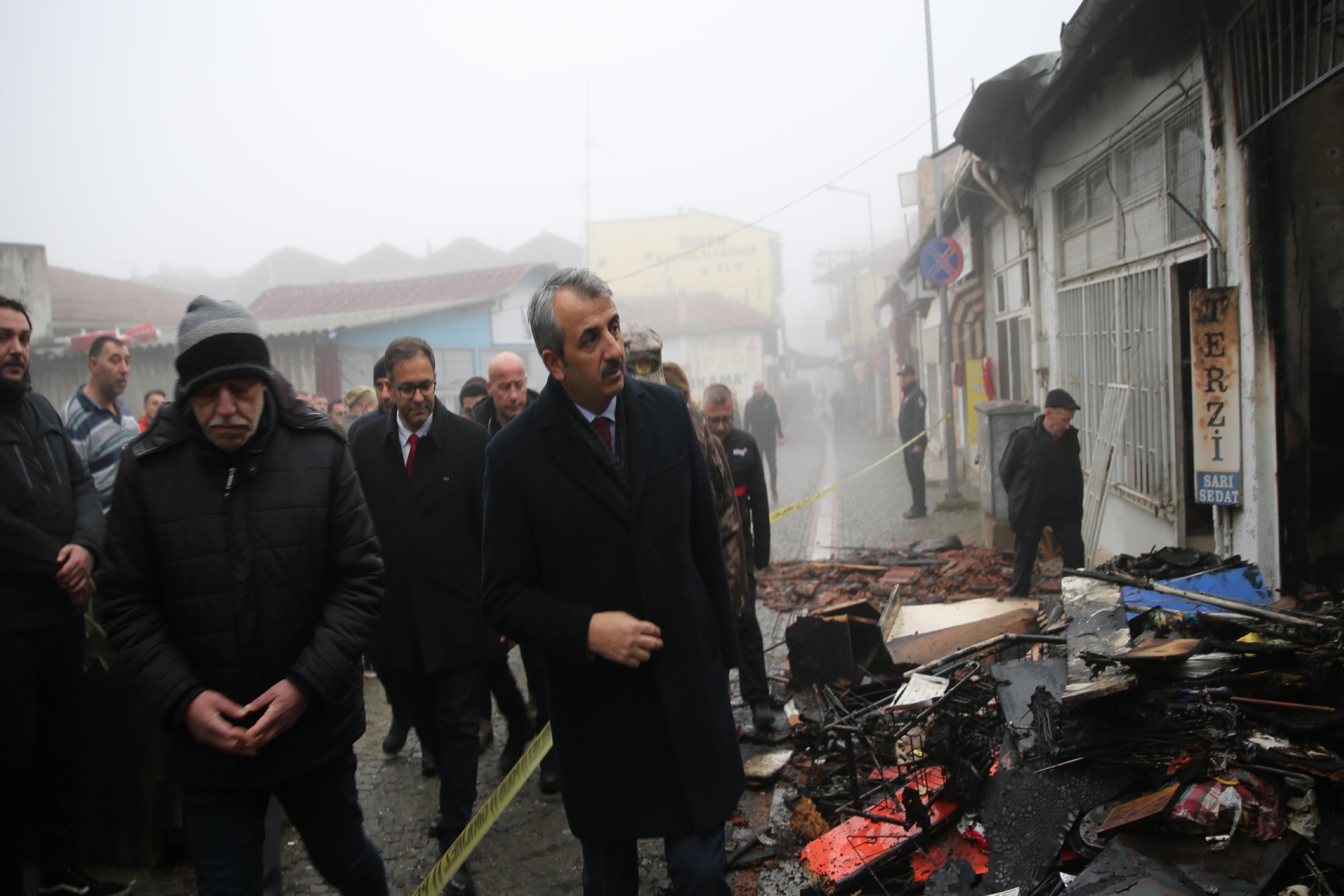 edirne-valisi-sezer-yanginda-zarar-goren-is-yerlerini-ziyaret-etti-haberi-NNDXB6Pd.jpg