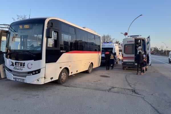 Edirne’de bariyerlere çarpan minibüsteki 2 yolcu yaralandı haberi