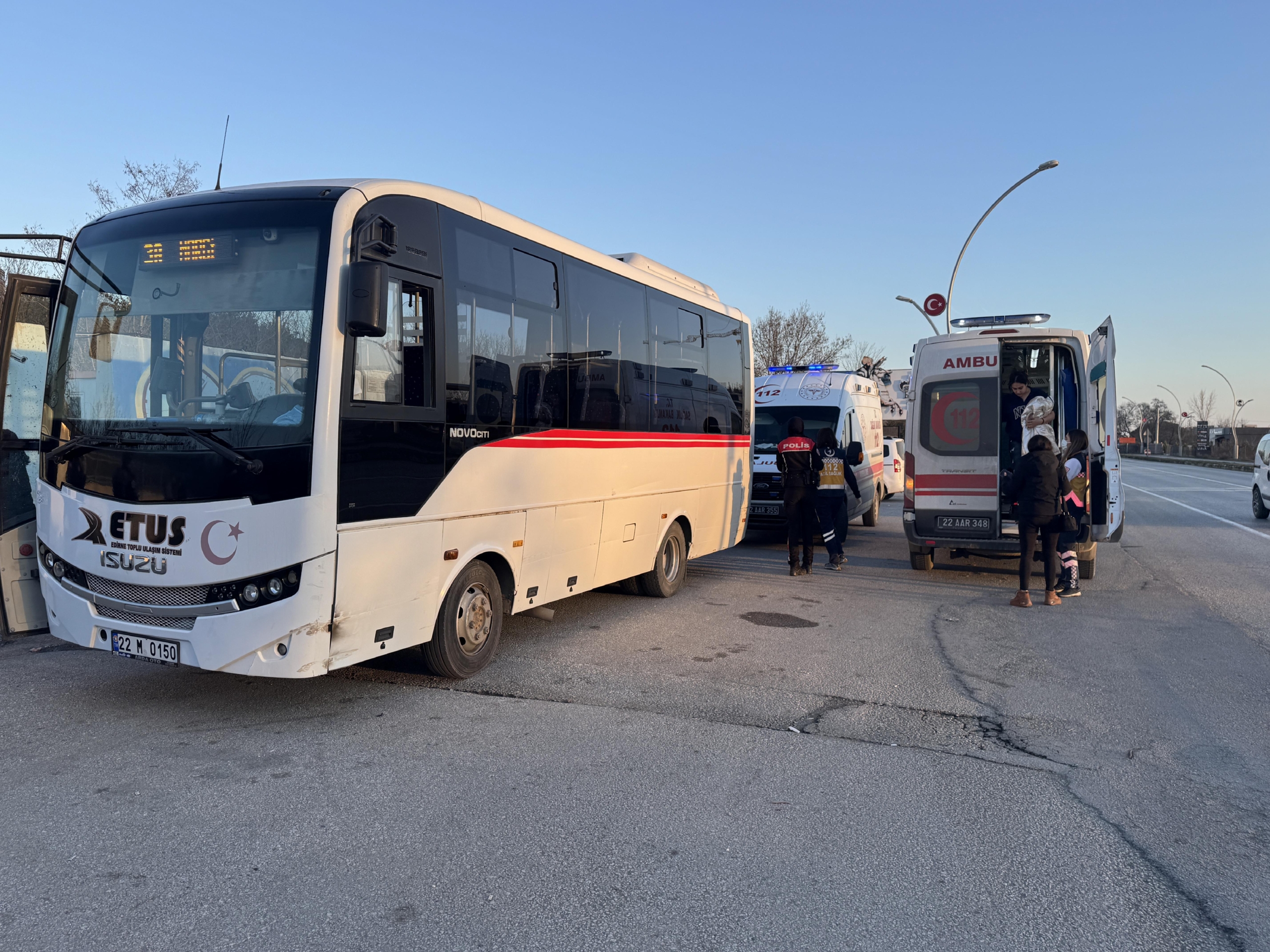 edirnede-bariyerlere-carpan-minibusteki-2-yolcu-yaralandi-haberi-URw7wQ8b.jpg