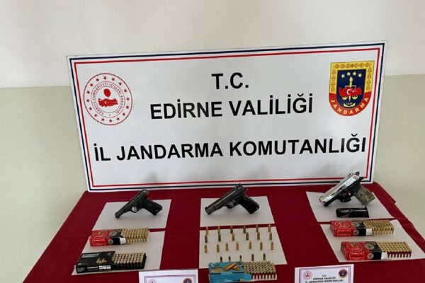 Edirne’de evinde 3 ruhsatsız tabanca bulunan şüpheli gözaltına alındı haberi