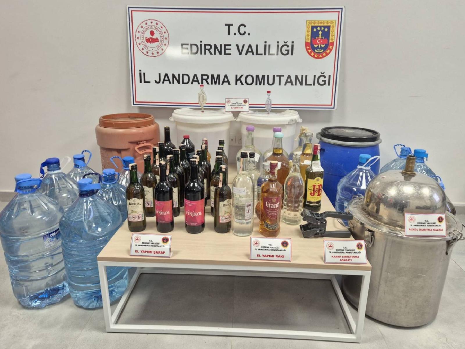 edirnede-evinde-sahte-icki-ureten-supheli-yakalandi-haberi-M2zBtcUh.jpg