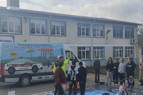 Edirne’de jandarma öğrencilere trafik eğitimi verdi