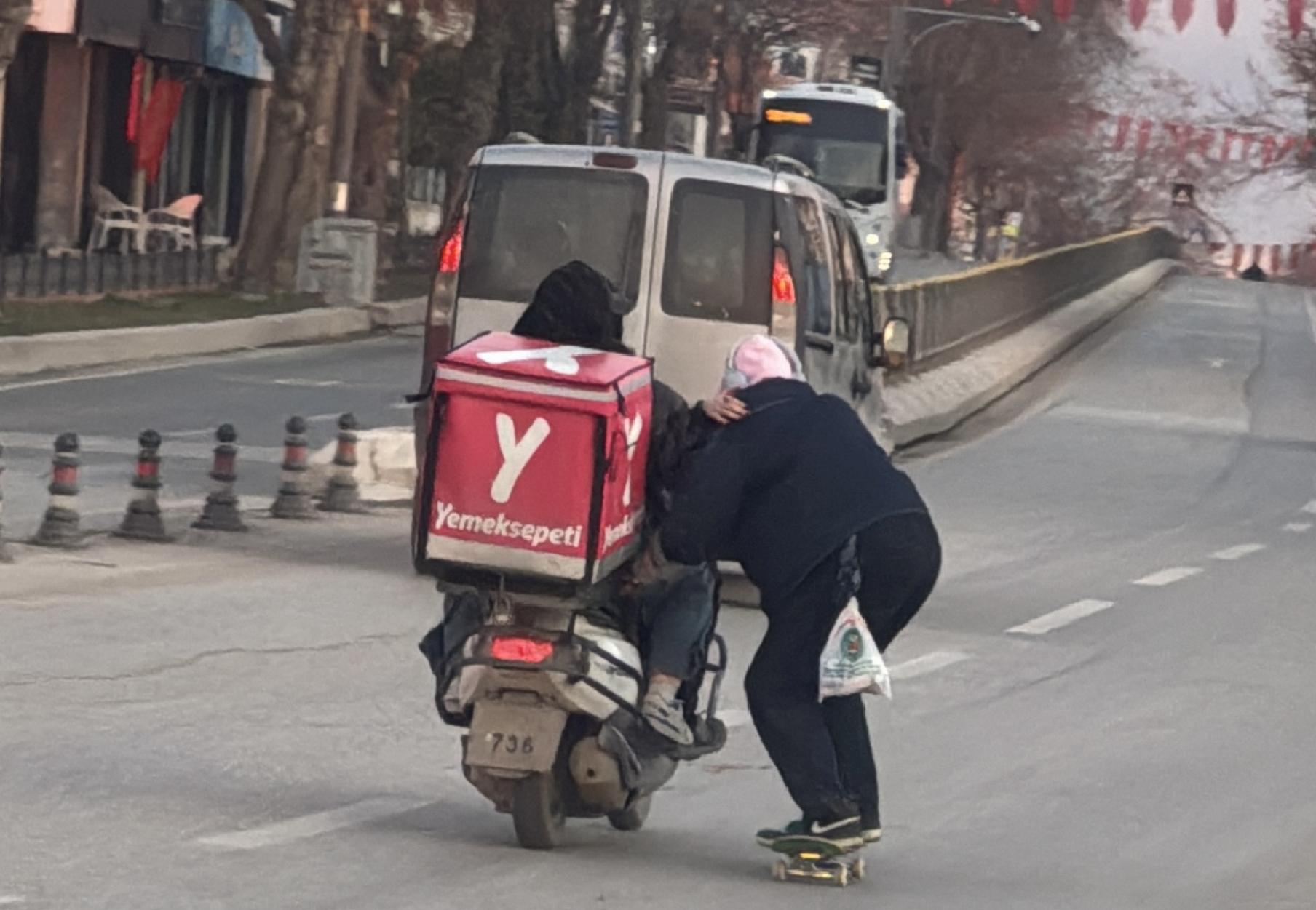 edirnede-kaykayla-tehlikeli-yolculuk-goruntulendi-haberi-SwIPnTDn.jpg