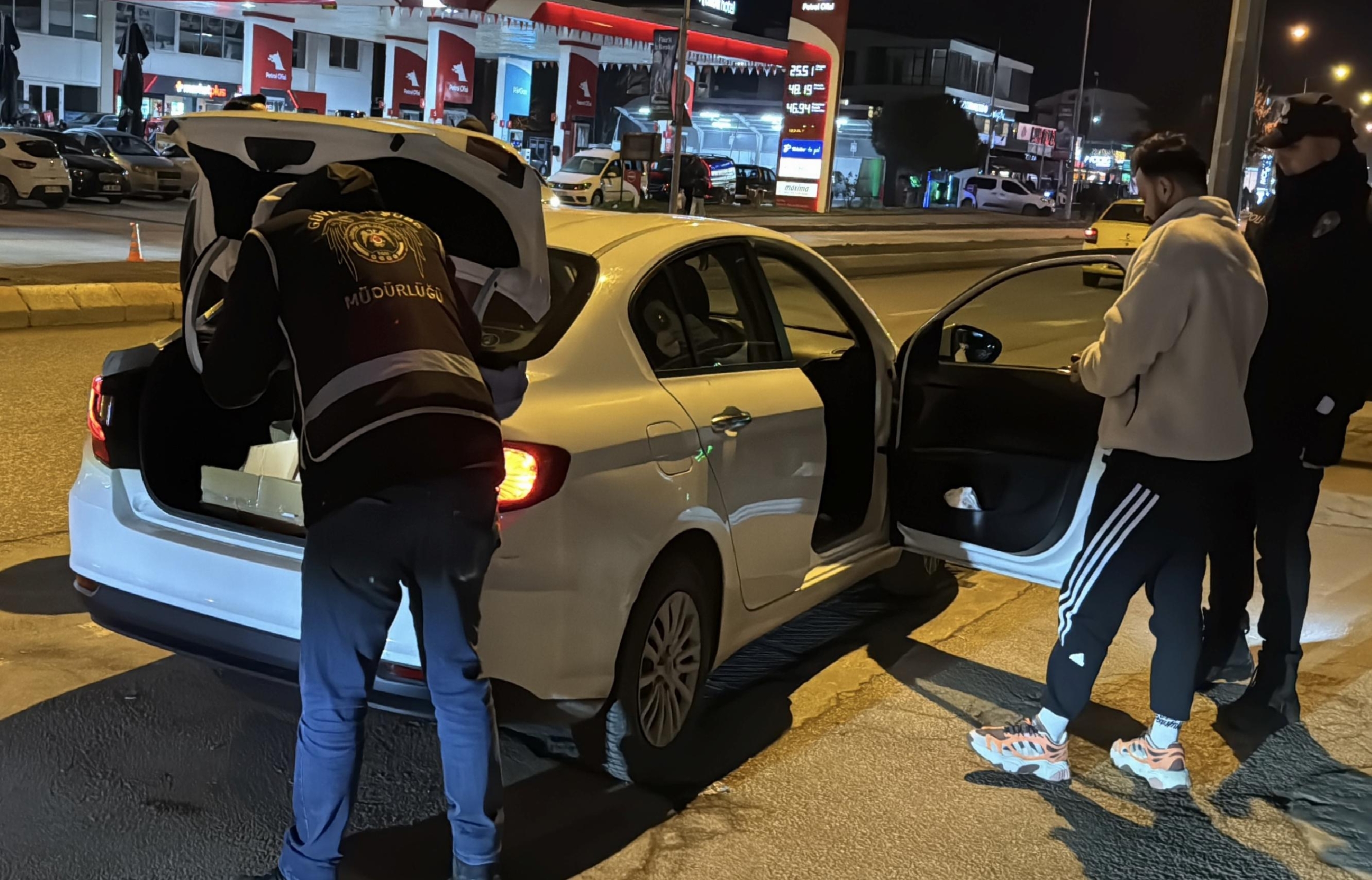 edirnede-polis-ekipleri-asayis-ve-trafik-denetimi-yapti-haberi-ccfCJtDY.jpg